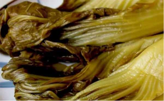插旗菜業(yè)出口酸菜用食品X光機檢查，卻把腳踩的供給國內(nèi)